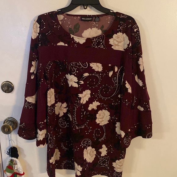 Nina Leonard Floral blouse. - Picture 2 of 2